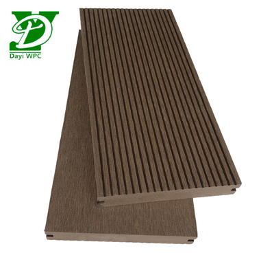 Moderni pavimenti compositi in legno e plastica resistenti all'acqua