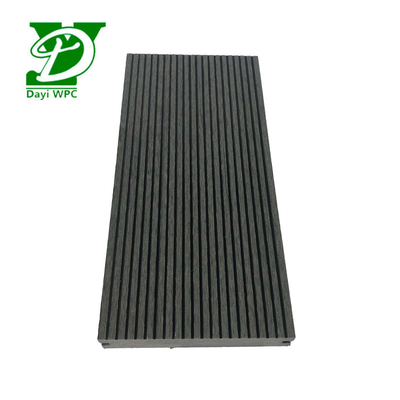 Moderni pavimenti compositi in legno e plastica resistenti