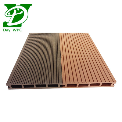 Pavimenti in WPC resistenti all'usura per spazi esterni moderni