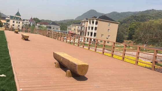 Pavimenti in WPC composito resistenti personalizzati per piscine e giardini