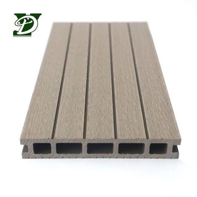 Pratico e popolare pavimento esterno impermeabile WPC Hollow WPC Decking